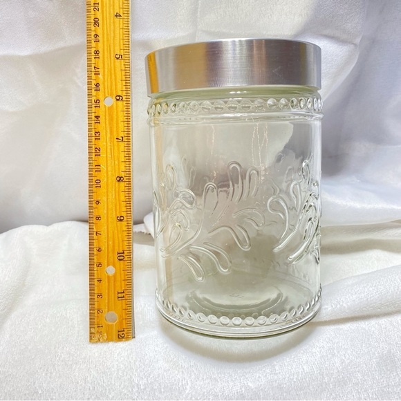 beautiful glass jay with really tight screw on lid - Picture 2 of 5